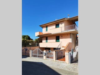 Trilocale in Vendita a Casciana Terme Lari, zona Perignano, 179'000&euro;, 78 m², con Box