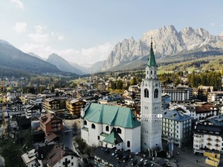 Appartamento in Vendita a Cortina d'Ampezzo, 4'000'000&euro;, 320 m², arredato, con Box