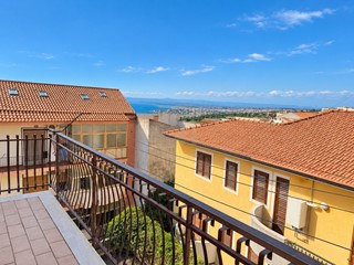 Trilocale in Vendita a Aci Castello, zona Ficarazzi, 110'000&euro;, 97 m², con Box