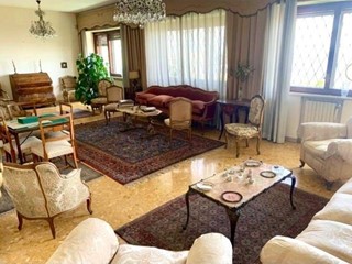 Appartamento in Vendita a Napoli, 1'170'000&euro;, 254 m²