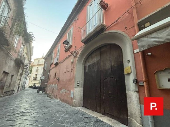 Appartamento in Vendita a Caserta, 325'000&euro;, 200 m²
