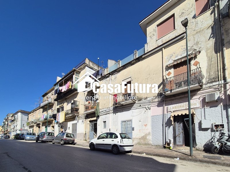 Appartamento in Vendita a Napoli, 75'000&euro;, 115 m²