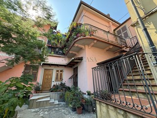 Quadrilocale in Vendita a La Spezia, zona Periferia EST, 255'000&euro;, 157 m²