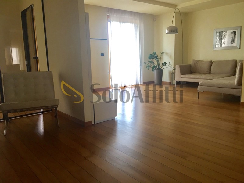 Quadrilocale in Affitto a Bari, zona Poggiofranco, 1'100&euro;, 120 m², arredato, con Box