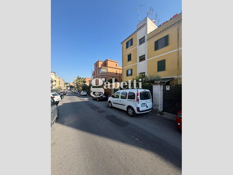 Bilocale in Vendita a Roma, 167'000&euro;, 68 m²