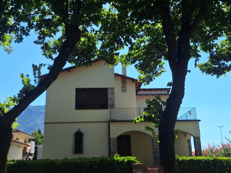 Appartamento in Vendita a Borgo a Mozzano, 220'000&euro;, 120 m², arredato, con Box