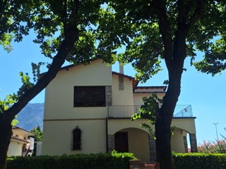 Appartamento in Vendita a Borgo a Mozzano, 220'000&euro;, 120 m², arredato, con Box