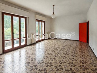 Appartamento in Vendita a Lucca, zona San Lorenzo a Vaccoli, 130'000&euro;, 160 m²