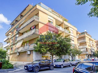 Trilocale in Vendita a Pomezia, 159'000&euro;, 87 m²