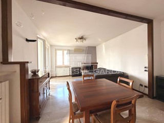 Trilocale in Affitto a Desenzano del Garda, 950&euro;, 90 m²