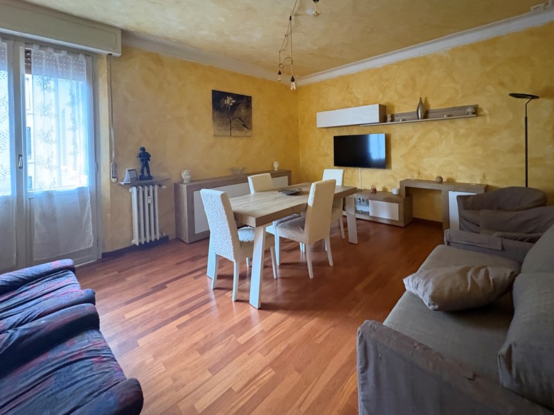 Appartamento in Vendita a Reggio Emilia, zona Mirabello, 183'000&euro;, 115 m², con Box