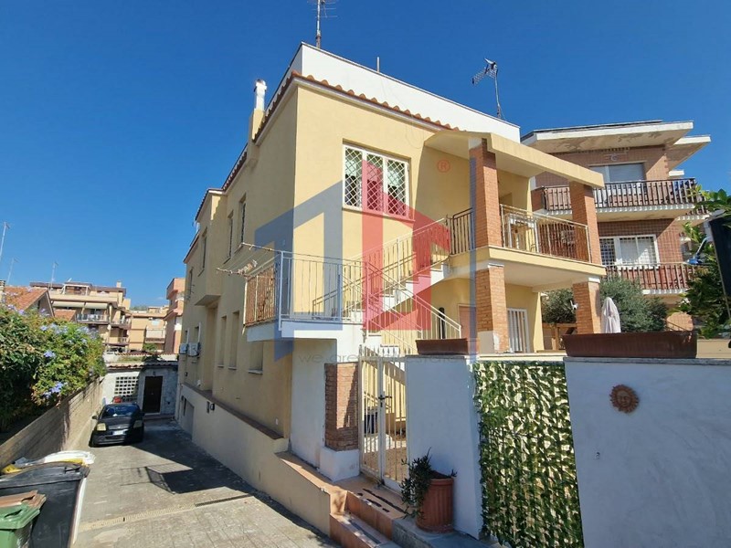 Trilocale in Vendita a Pomezia, 135'000&euro;, 70 m²