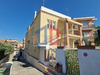 Trilocale in Vendita a Pomezia, 135'000&euro;, 70 m²