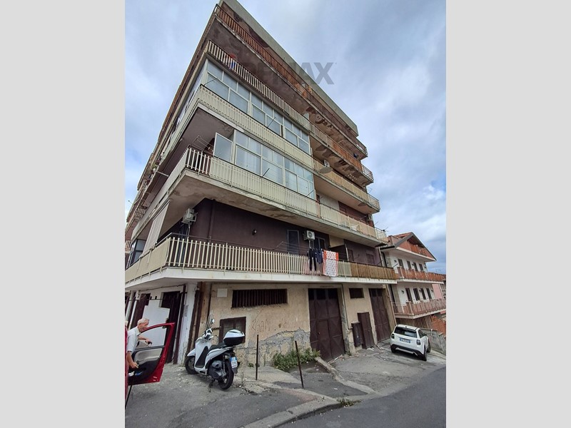 Appartamento in Vendita a Catania, 85'000&euro;, 120 m²