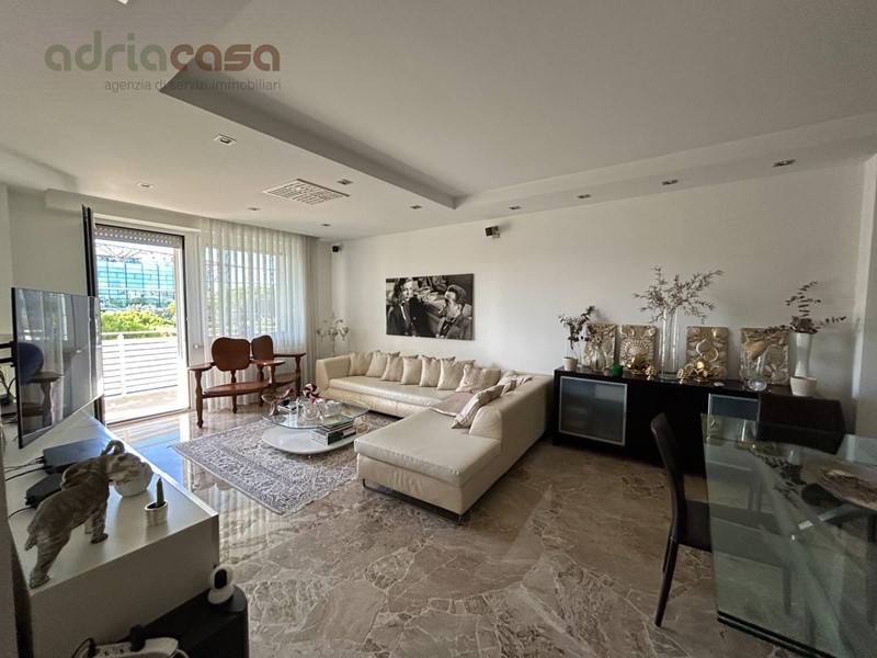 Appartamento in Affitto a Riccione, 100 m²