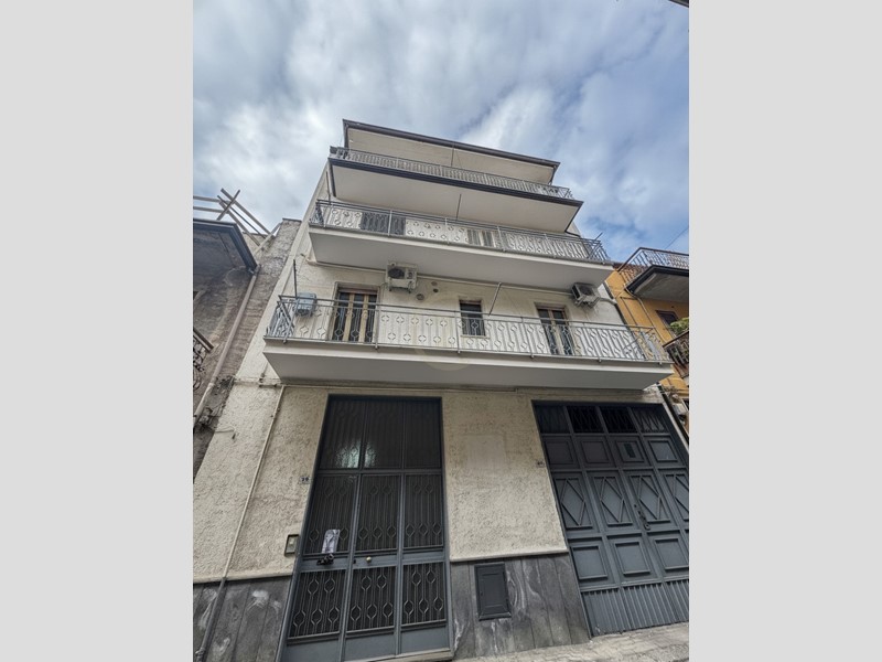 Quadrilocale in Vendita a Paternò, zona Centro, 89'000&euro;, 105 m², con Box