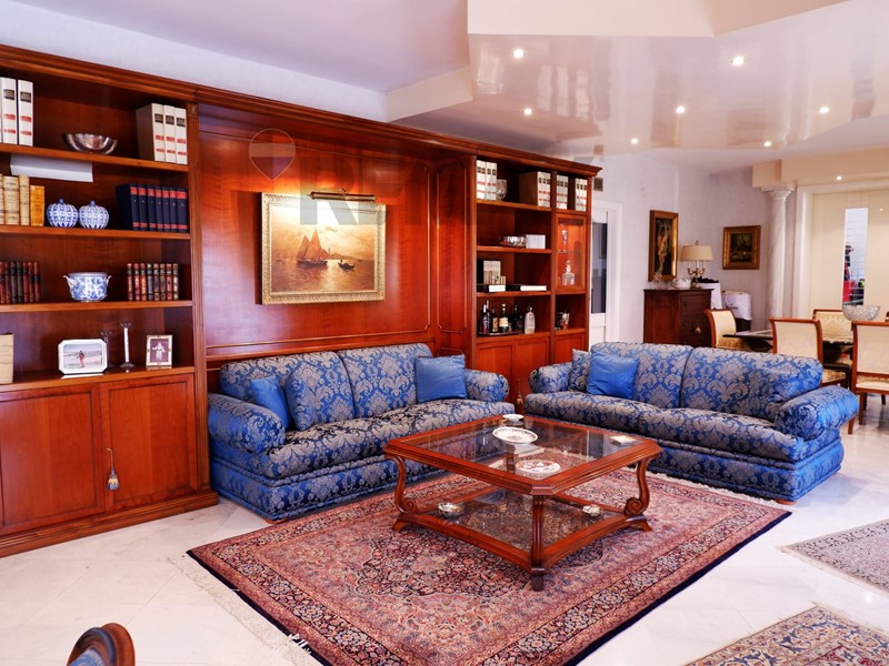 Appartamento in Vendita a Caserta, 250'000&euro;, 164 m²