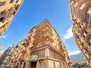 Appartamento in Vendita a Palermo, 170'000&euro;, 161 m²