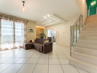 Appartamento in Vendita a Vigodarzere, 359'000&euro;, 190 m², con Box