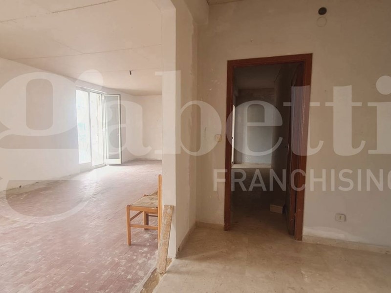 Appartamento in Vendita a Palermo, 75'000&euro;, 145 m²