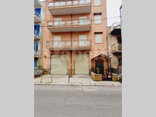 Appartamento in Vendita a Palermo, 75'000&euro;, 145 m²