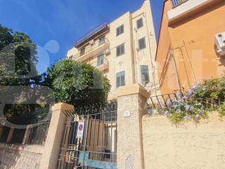 Trilocale in Vendita a Palermo, 122'000&euro;, 95 m², con Box