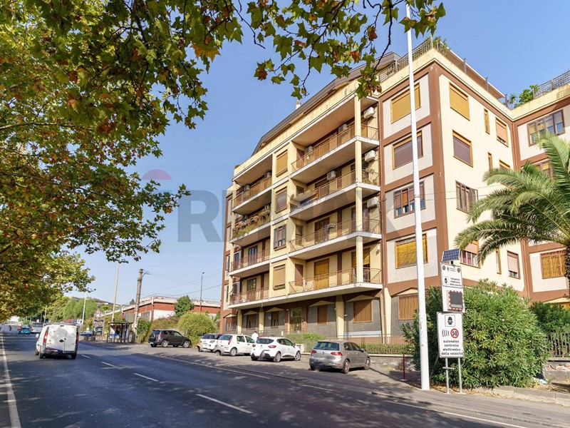 Appartamento in Vendita a Catania, 240'000&euro;, 200 m²