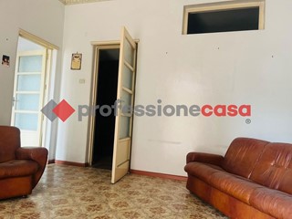 Trilocale in Vendita a Catania, 89'000&euro;, 100 m², con Box