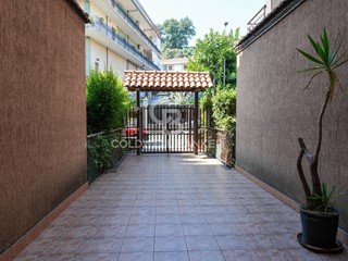 Appartamento in Vendita a Aci Catena, 95'000&euro;, 141 m²