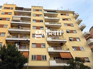 Bilocale in Vendita a Roma, 218'000&euro;, 67 m²