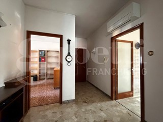Appartamento in Vendita a Venezia, 208'000&euro;, 142 m², con Box