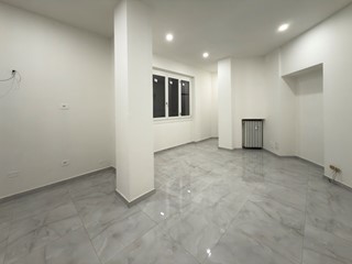 Trilocale in Vendita a Reggio Emilia, zona Centro storico, 185'000&euro;, 90 m², con Box