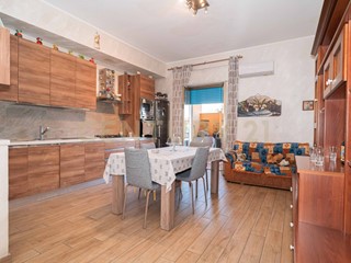 Trilocale in Vendita a Catania, 99'000&euro;, 104 m², arredato