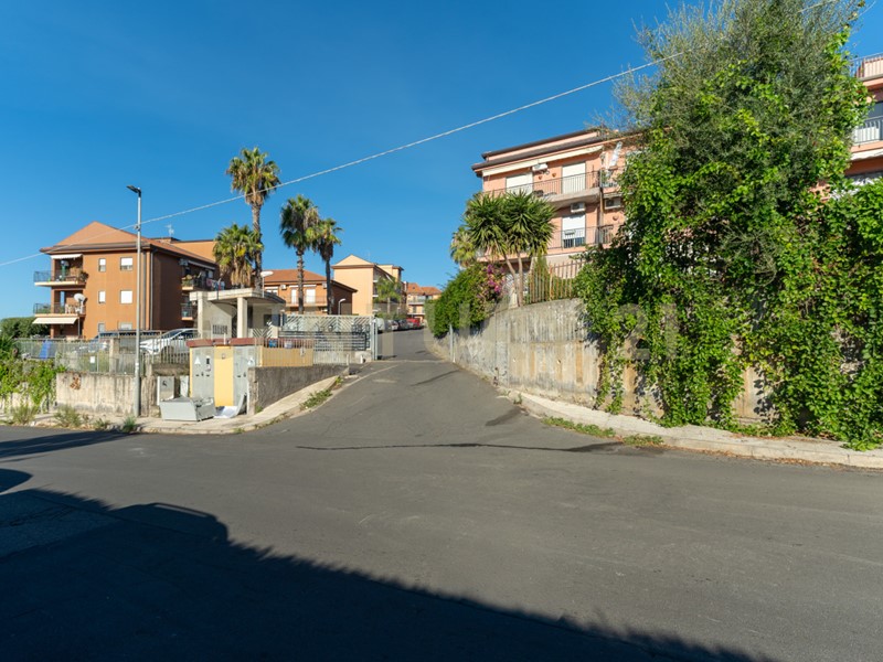 Bilocale in Vendita a Aci Catena, 75'000&euro;, 65 m², arredato, con Box