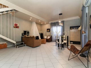 Appartamento in Vendita a Catania, 95'000&euro;, 150 m²