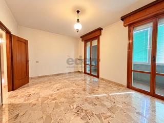 Quadrilocale in Vendita a Modena, zona Villaggio Giardino, 240'000&euro;, 155 m², con Box