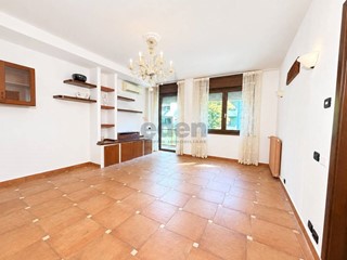 Trilocale in Vendita a Modena, zona San Faustino, 235'000&euro;, 104 m², con Box