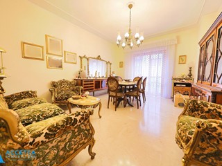 Trilocale in Vendita a Taranto, zona Borgo, 98'000&euro;, 122 m²