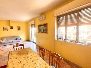 Appartamento in Vendita a Belpasso, zona Centro, 110'000&euro;, 140 m², con Box