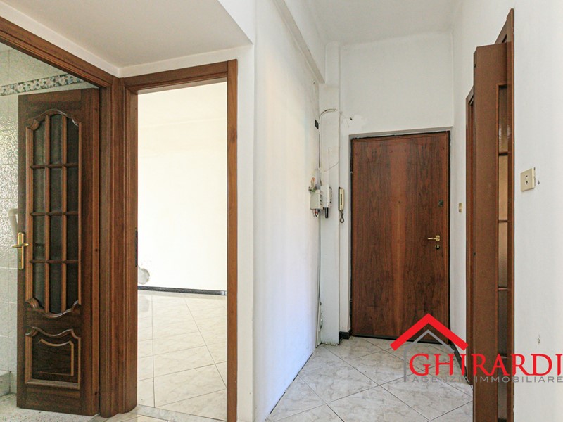 Appartamento in Vendita a Genova, zona Sestri Ponente, 66'000&euro;, 84 m²