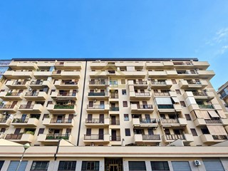 Appartamento in Vendita a Palermo, 120'000&euro;, 110 m²