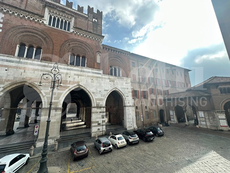 Appartamento in Vendita a Piacenza, 450'000&euro;, 183 m², con Box