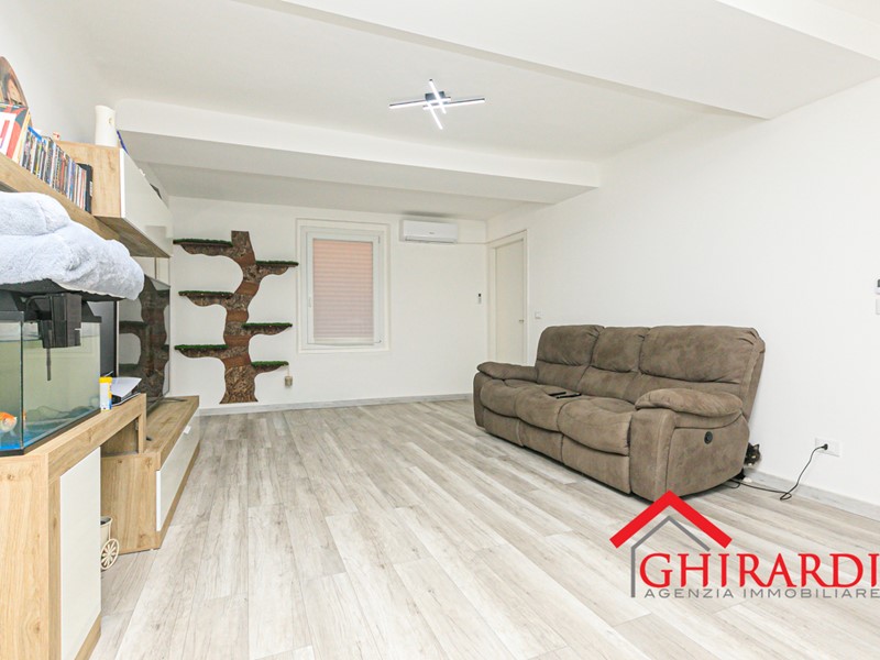 Appartamento in Vendita a Genova, zona Sestri Ponente, 135'000&euro;, 111 m²