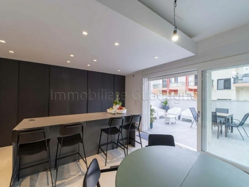Appartamento in Vendita a Lecce, zona pranzo, 380'000&euro;, 160 m²