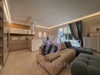 Appartamento in Vendita a Camaiore, zona Lido di Camaiore, 695'000&euro;, 120 m², arredato