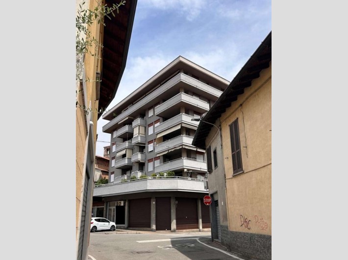 Appartamento in Vendita a Somma Lombardo, 90'000&euro;, 140 m²