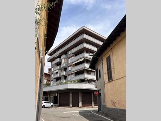 Appartamento in Vendita a Somma Lombardo, 90'000&euro;, 140 m²