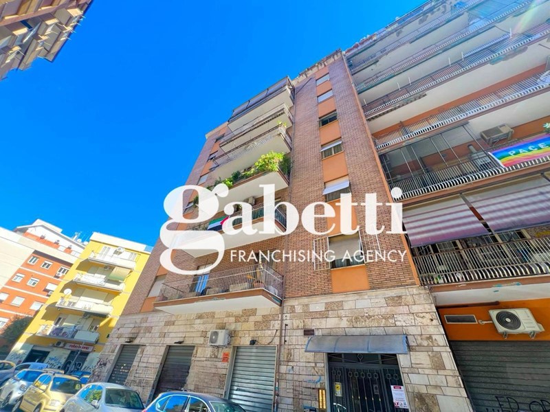 Trilocale in Vendita a Roma, 259'000&euro;, 84 m²