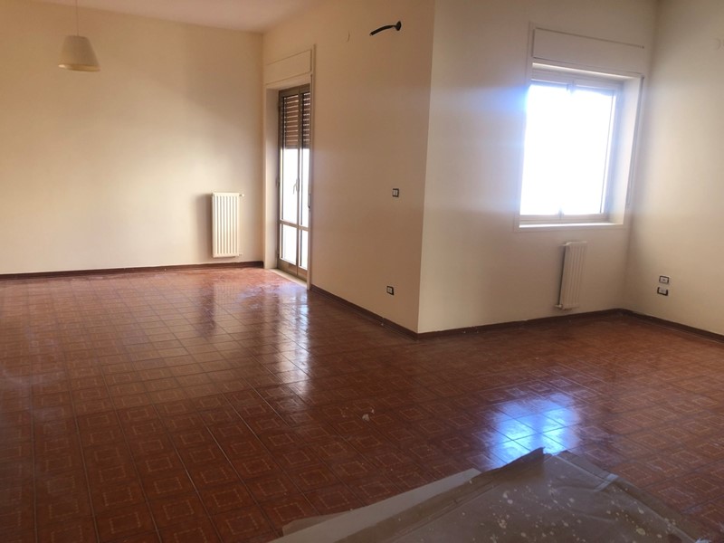 Appartamento in Affitto a Siracusa, zona Tisia Tica Zecchino Filisto, 700&euro;, 170 m²