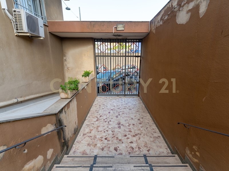 Trilocale in Vendita a Catania, 109'000&euro;, 100 m², con Box